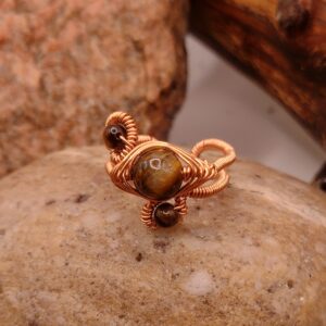 Miedziany pierścionek z trzema naturalnymi kamieniami tygrysiego oka, ręcznie wykonana biżuteria z kamieni naturalnych