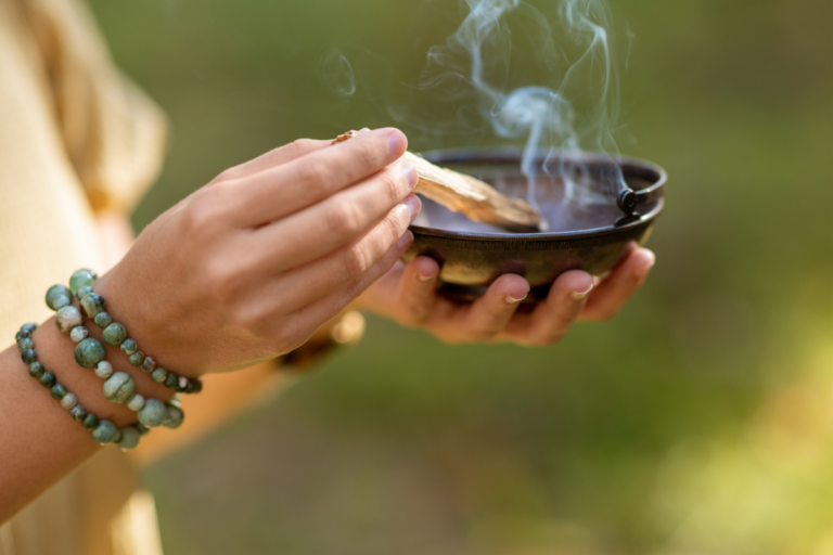 Rytuał z biżuterią miedzianą – intencja, moment zakładania i codzienna praca