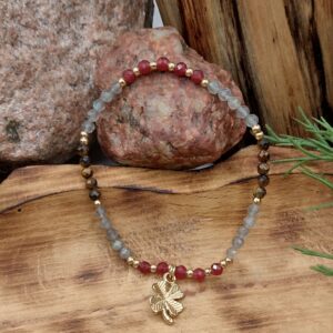 Bransoletka z tygrysiego oka, czerwonego chalcedonu i labradorytu z złotą koniczynką