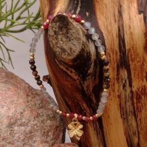 Bransoletka z tygrysiego oka, czerwonego chalcedonu i labradorytu z złotą koniczynką