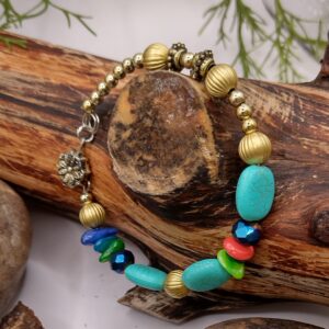 Bransoletka KOLOROWY RYTM na drucie pamięciowym z dekoracyjnymi koralikami i złotymi przekładkami, biżuteria handmade