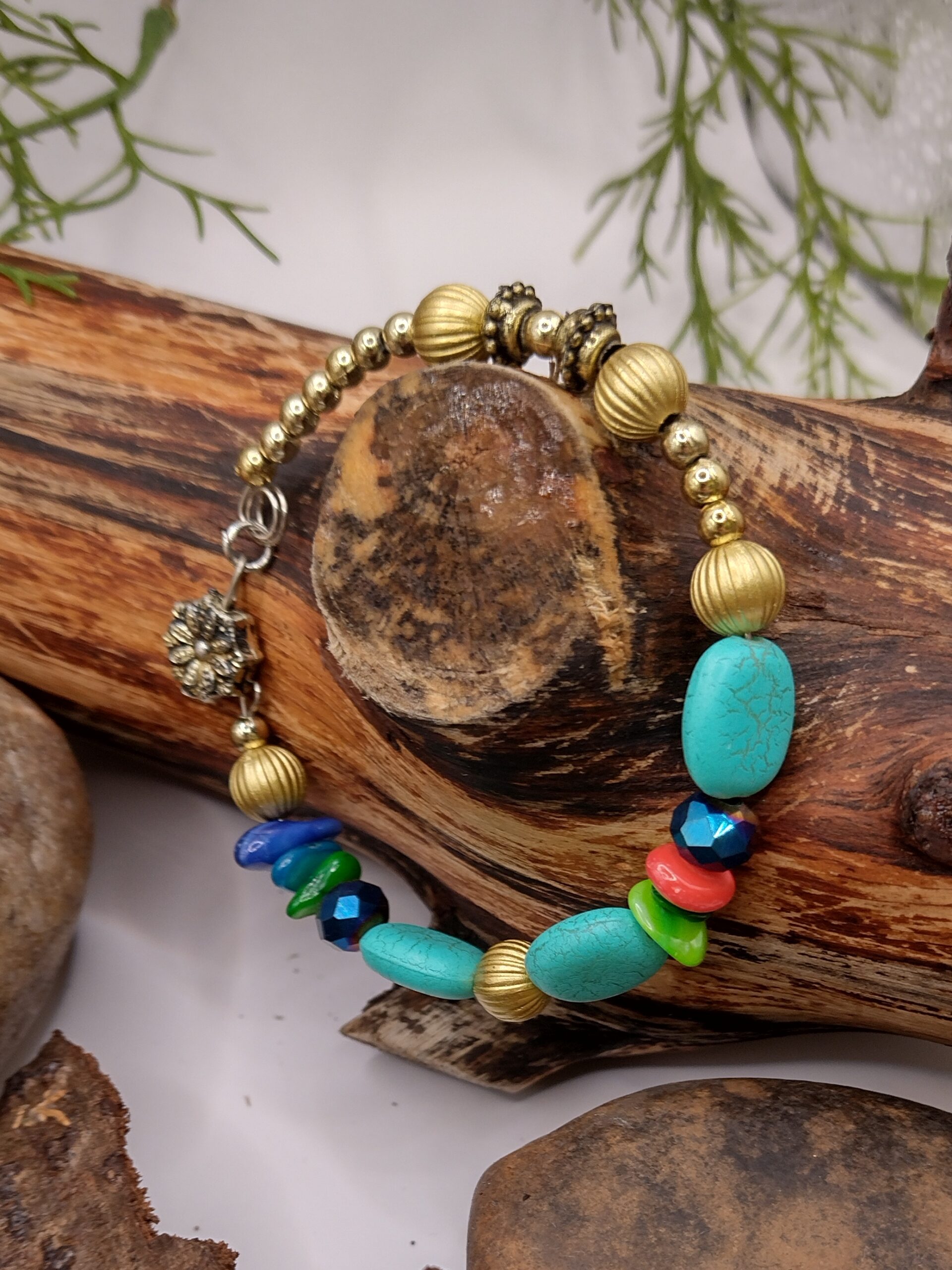 Bransoletka KOLOROWY RYTM na drucie pamięciowym z dekoracyjnymi koralikami i złotymi przekładkami, biżuteria handmade