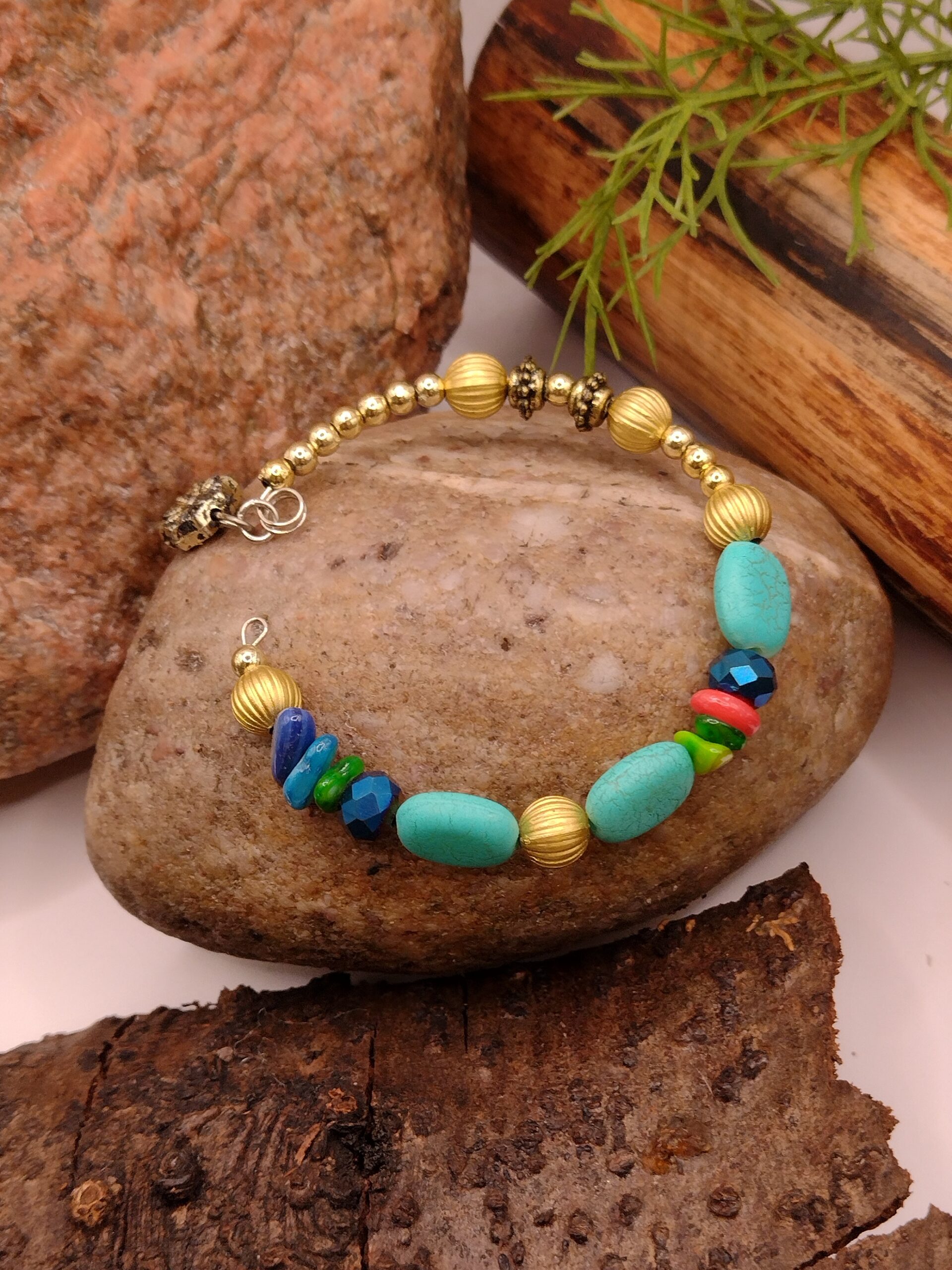 Bransoletka na drucie pamięciowym z dekoracyjnymi koralikami i złotymi przekładkami, biżuteria handmade