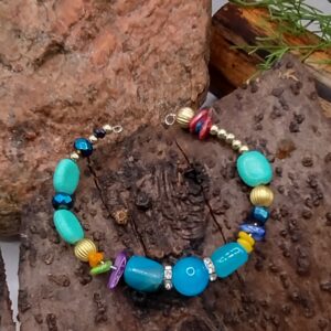 Niebieska bransoletka na drucie pamięciowym z dekoracyjnymi koralikami i złotymi przekładkami, biżuteria handmade