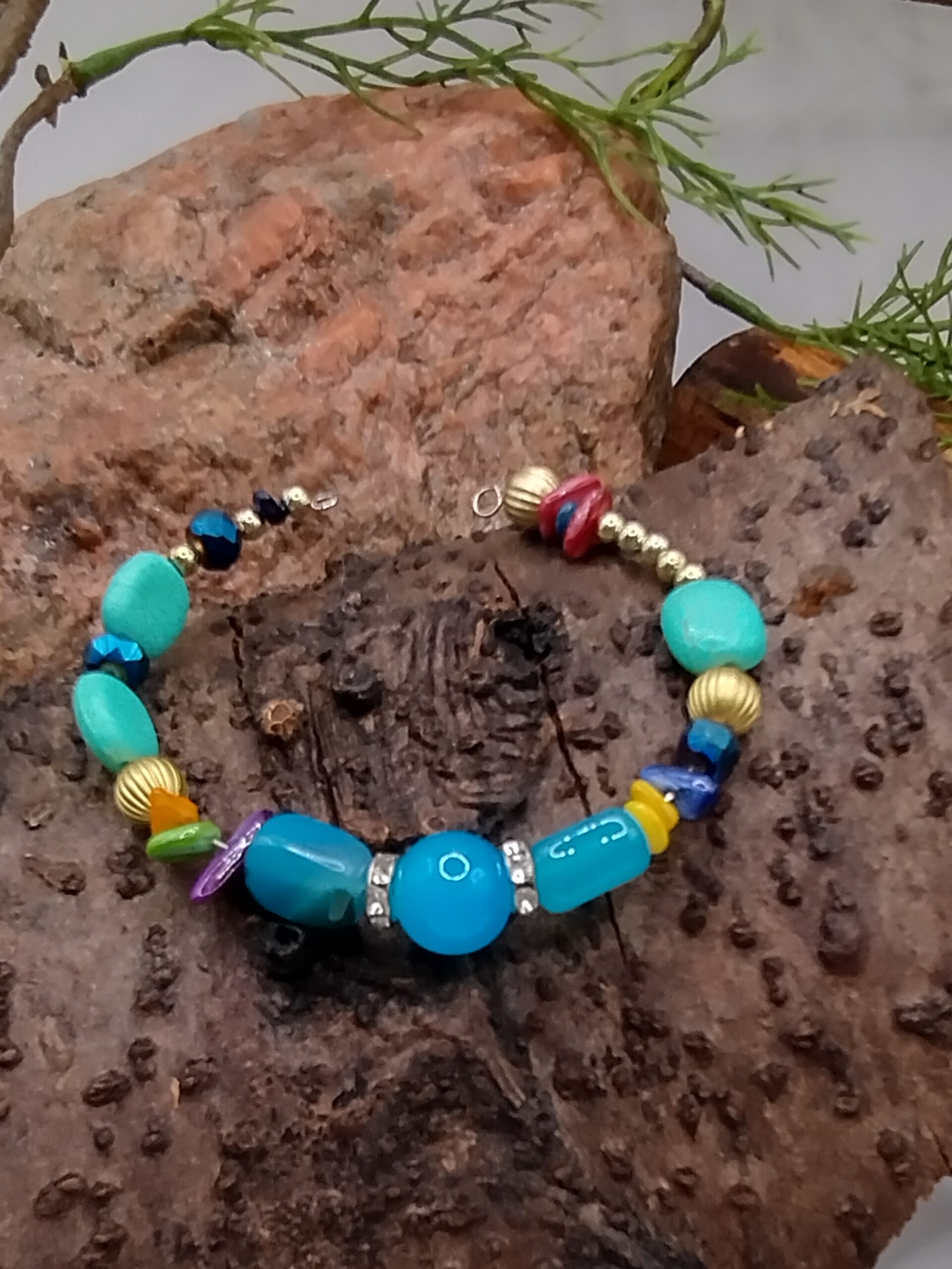 bransoletka na drucie pamięciowym z dekoracyjnymi koralikami i złotymi przekładkami, biżuteria handmade