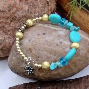 bransoletka na drucie pamięciowym z dekoracyjnymi koralikami i złotymi przekładkami, biżuteria handmade