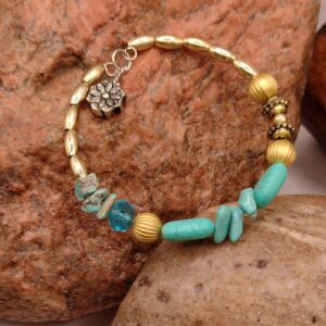 Niebieska bransoletka na drucie pamięciowym z dekoracyjnymi koralikami i złotymi przekładkami, biżuteria handmade