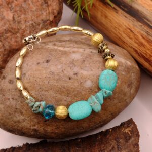 Turkusowa bransoletka na drucie pamięciowym z dekoracyjnymi koralikami i złotymi przekładkami, biżuteria handmade