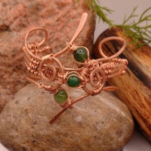 Miedziana bransoletka „Taniec Spirali” z zielonym agatem pasiastym, ręcznie wykonana techniką wire wrapping, spiralne i dynamiczne sploty.