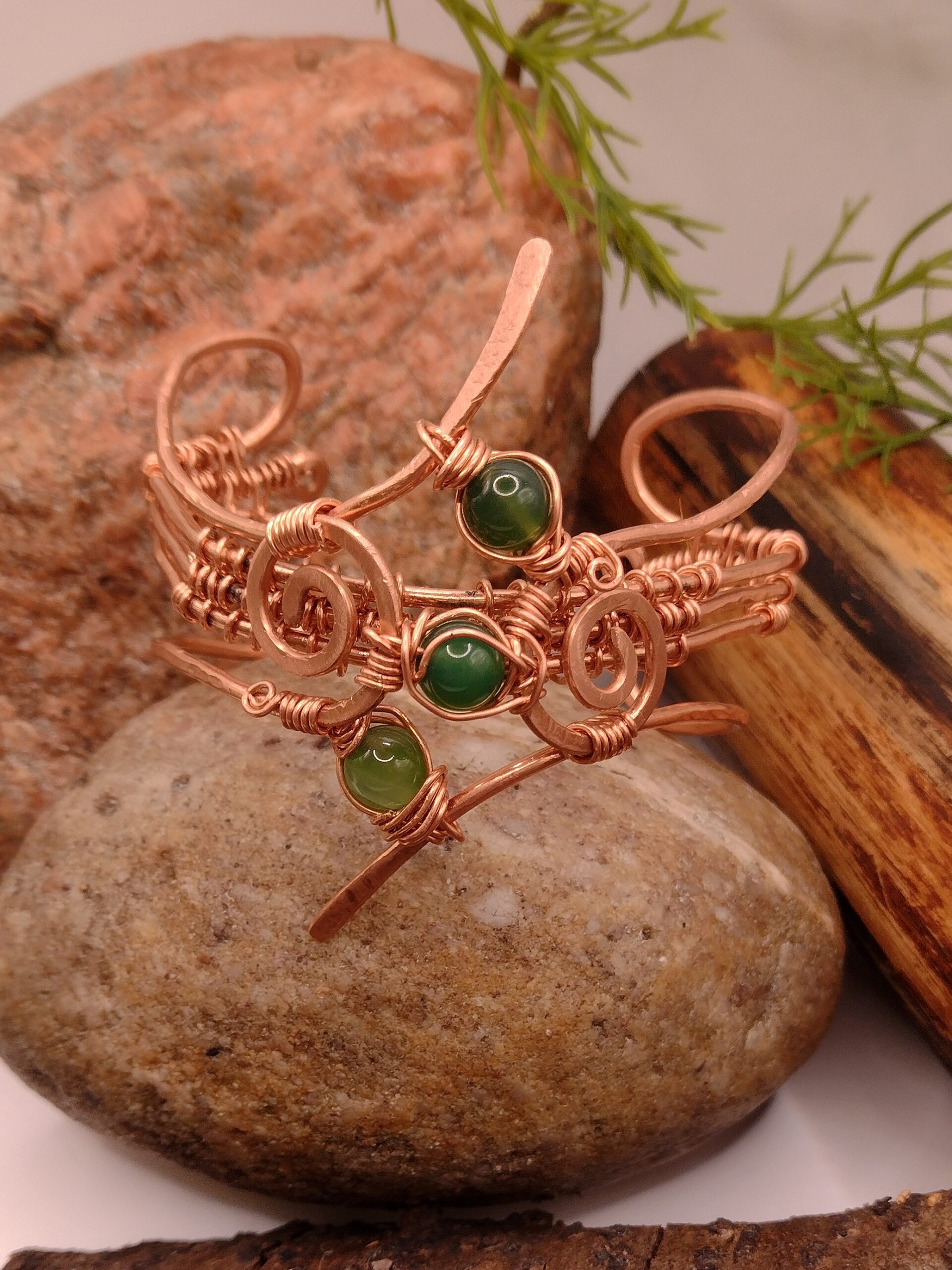 Miedziana bransoletka „Taniec Spirali” z zielonym agatem pasiastym, ręcznie wykonana techniką wire wrapping, spiralne i dynamiczne sploty.