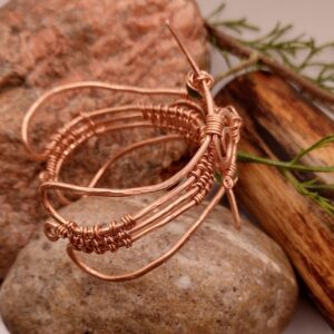 Miedziana bransoletka „Taniec Spirali” z zielonym agatem pasiastym, ręcznie wykonana techniką wire wrapping, spiralne i dynamiczne sploty.