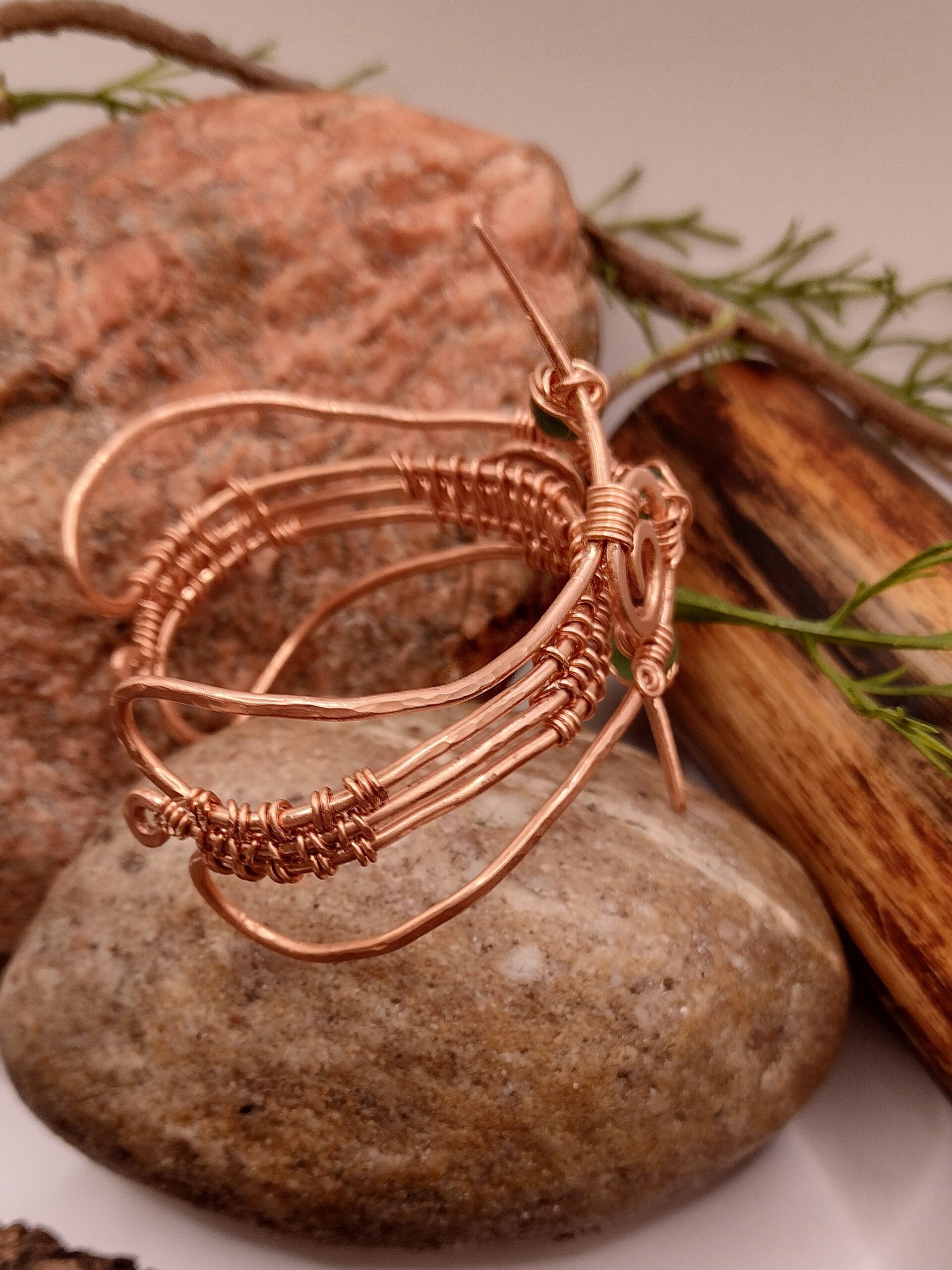 Miedziana bransoletka „Taniec Spirali” z zielonym agatem pasiastym, ręcznie wykonana techniką wire wrapping, spiralne i dynamiczne sploty.