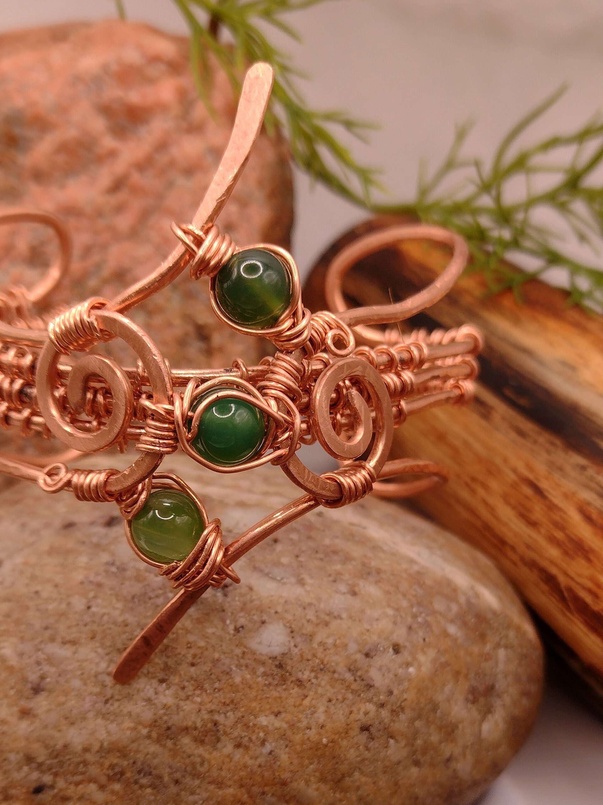 Miedziana bransoletka „Taniec Spirali” z zielonym agatem pasiastym, ręcznie wykonana techniką wire wrapping, spiralne i dynamiczne sploty.