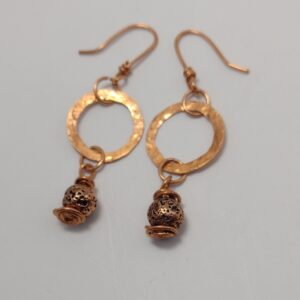 Ręcznie wykonane miedziane kolczyki z młotkowanymi kołami i teksturowaną kulką.