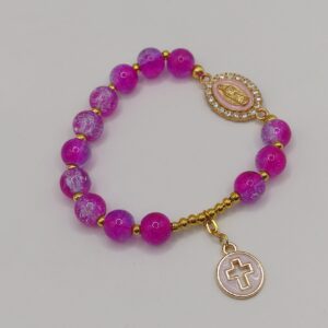 Bransoletka-różaniec na gumce z amarantowo-fioletowych szklanych koralików i złotych przekładek, z medalikiem Matki Boskiej oraz zawieszką z krzyżem.