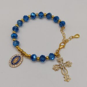 Ręcznie wykonana bransoletka-różaniec z szafirowych fasetowanych koralików i złotych akcentów, z ozdobnym krzyżykiem oraz medalikiem Matki Boskiej na regulowanym zapięciu.