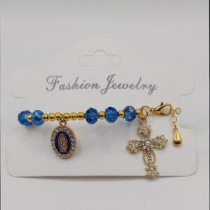 Ręcznie wykonana bransoletka-różaniec z szafirowych fasetowanych koralików i złotych akcentów, z ozdobnym krzyżykiem oraz medalikiem Matki Boskiej na regulowanym zapięciu.
