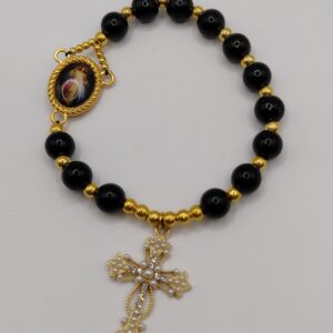 Bransoletka‑różaniec „Modlitwa Ochrony” z czarnych perełek, z medalikiem Jezusa i ozdobnym krzyżykiem.