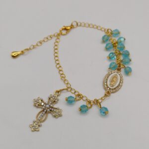 Bransoletka‑różaniec na złotym łańcuszku z ruchomymi koralikami i ozdobnym krzyżykiem.