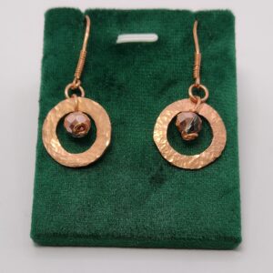 Miedziane kolczyki z młotkowanymi kołami i fasetowanym koralikiem w kolorze brązowego miodu.