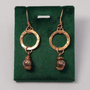 Ręcznie wykonane miedziane kolczyki z młotkowanymi kołami i teksturowaną kulką.