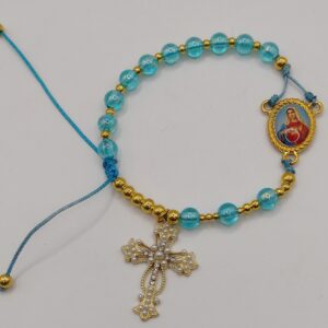 Ręcznie wykonana bransoletka religijna z turkusowych koralików i złotych przekładek, z ozdobnym krzyżykiem oraz medalikiem Matki Boskiej na regulowanym sznurku.