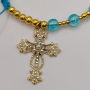Ręcznie wykonana bransoletka religijna z turkusowych koralików i złotych przekładek, z ozdobnym krzyżykiem oraz medalikiem Matki Boskiej na regulowanym sznurku.