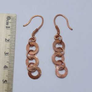 Ręcznie wykonane miedziane kolczyki z pięciu połączonych kół.