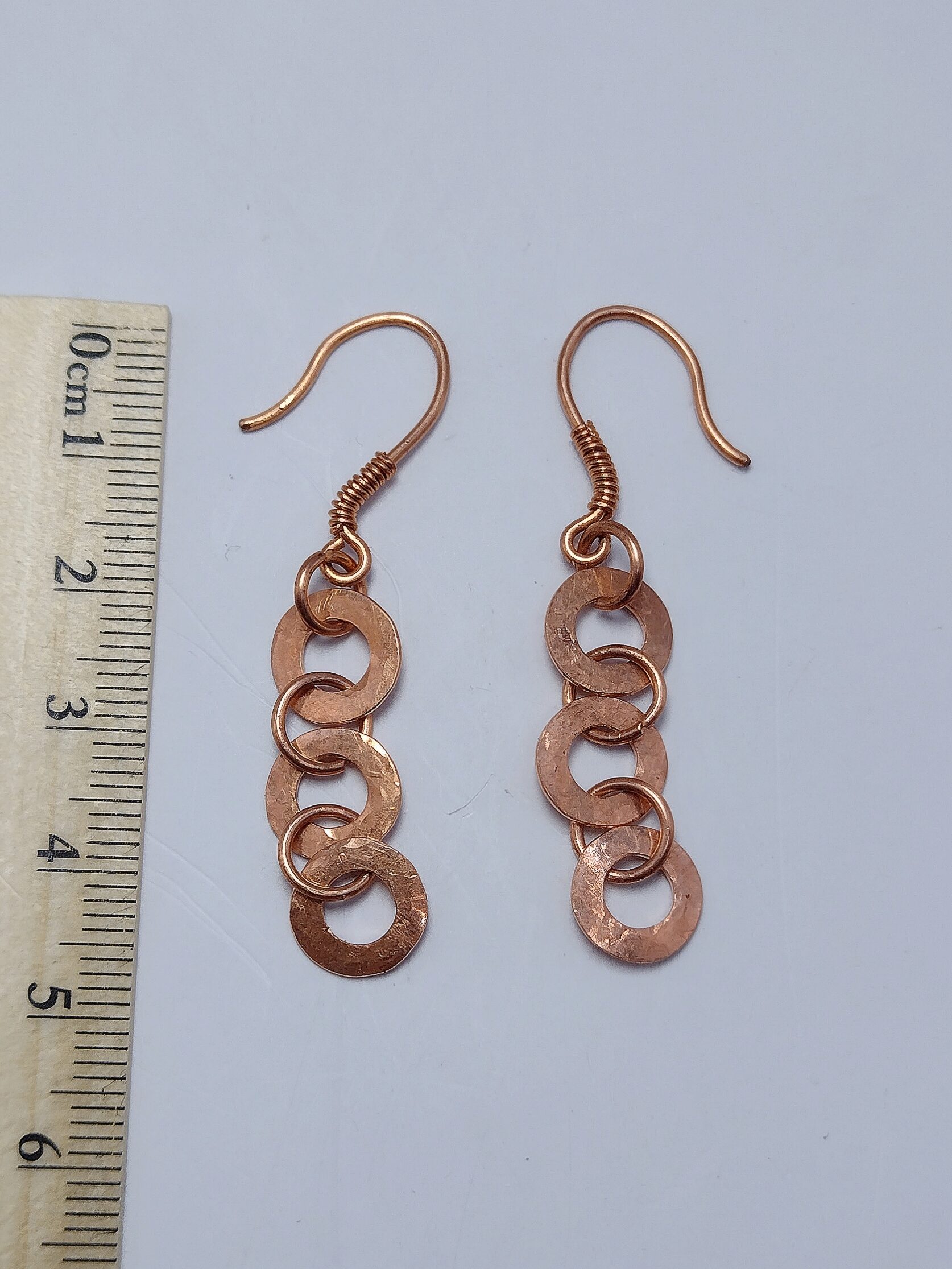 Ręcznie wykonane miedziane kolczyki z pięciu połączonych kół.