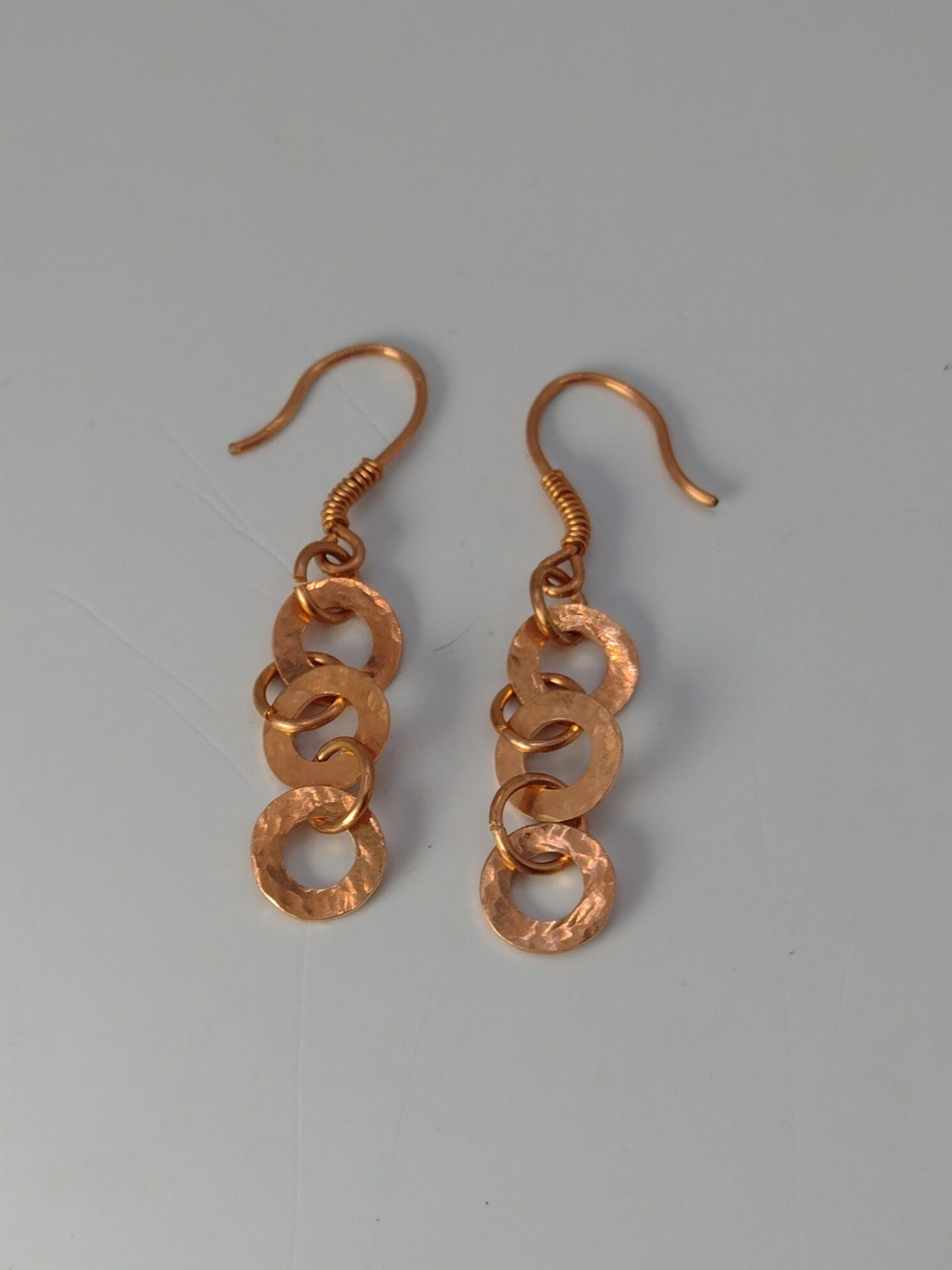 Ręcznie wykonane miedziane kolczyki z pięciu połączonych kół.