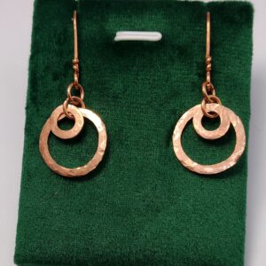 Ręcznie wykonane miedziane kolczyki z podwójnymi młotkowanymi kołami.