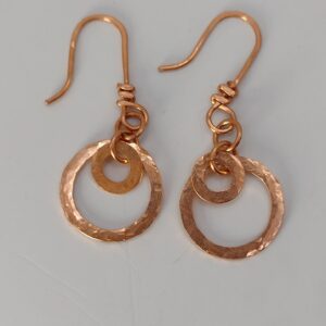 Ręcznie wykonane miedziane kolczyki z podwójnymi młotkowanymi kołami.
