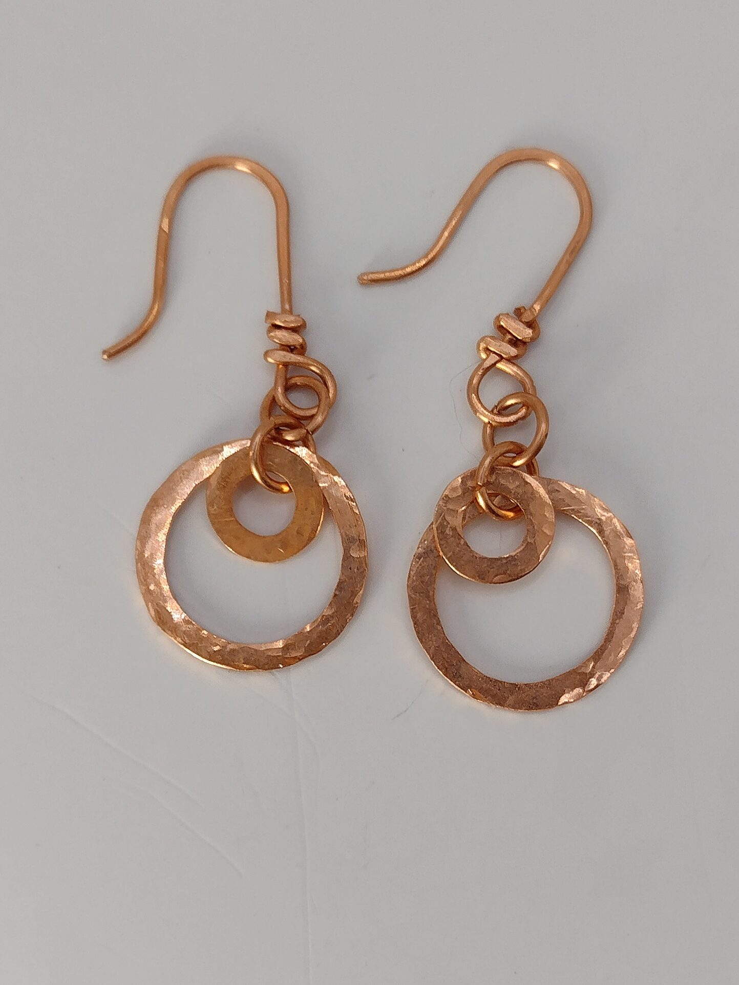 Ręcznie wykonane miedziane kolczyki z podwójnymi młotkowanymi kołami.