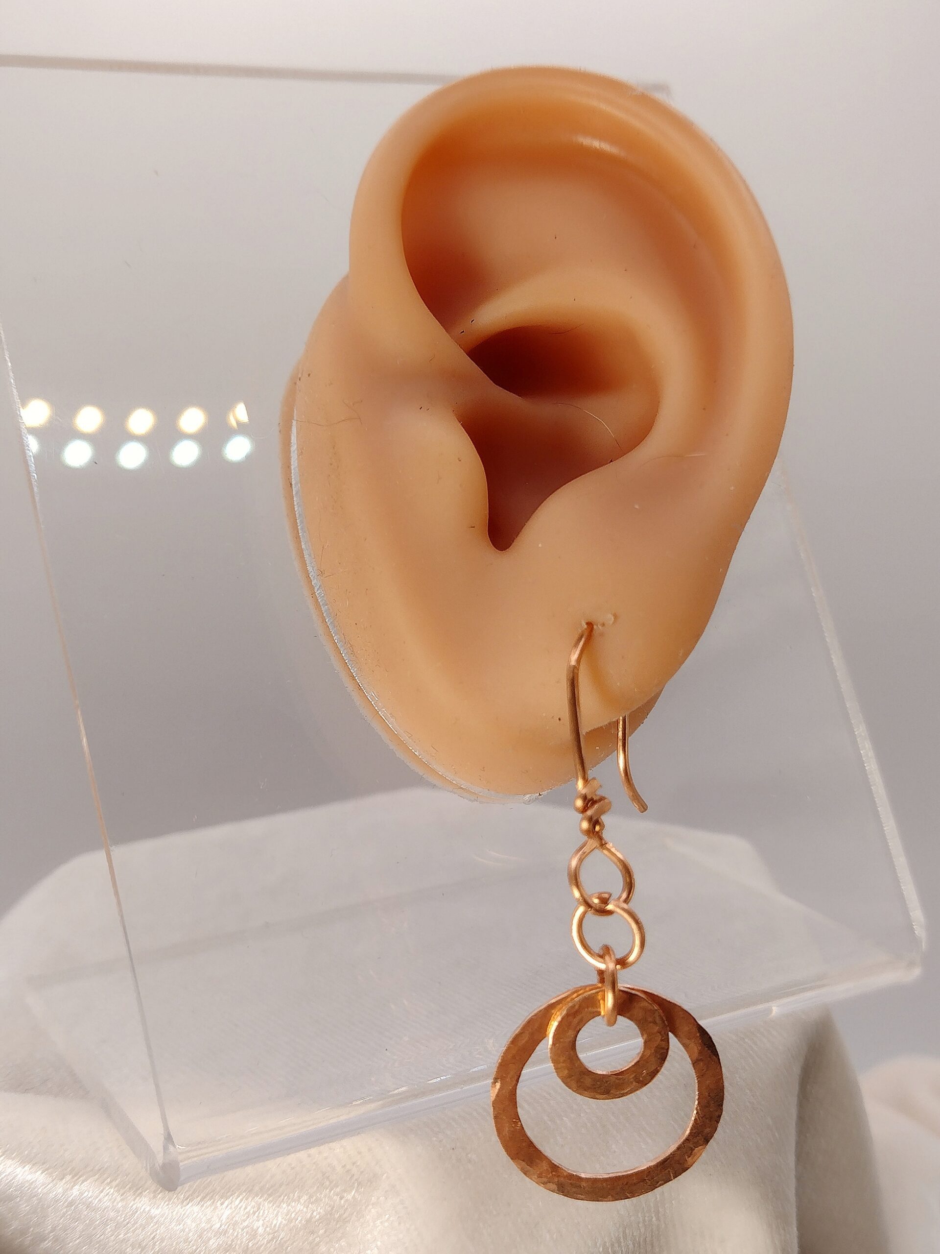 Ręcznie wykonane miedziane kolczyki z podwójnymi młotkowanymi kołami.