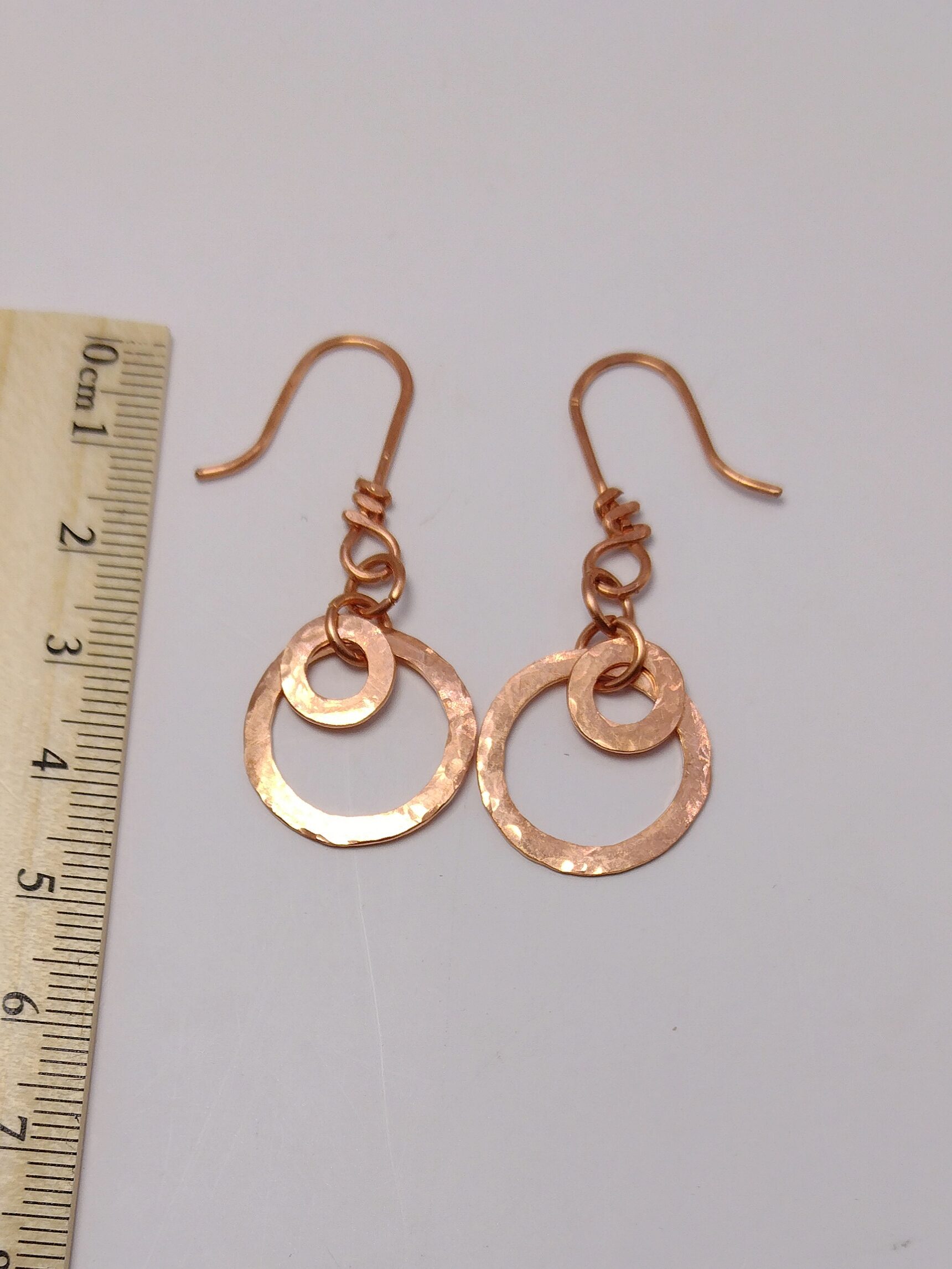 Ręcznie wykonane miedziane kolczyki z podwójnymi młotkowanymi kołami.