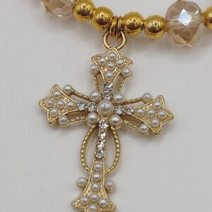 Bransoletka‑różaniec z białych fasetowanych koralików na gumce, z ozdobnym krzyżykiem i medalikiem Matki Boskiej