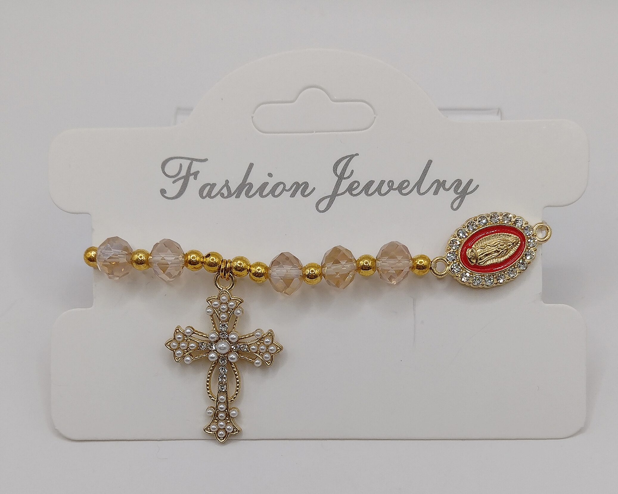 Bransoletka‑różaniec z białych fasetowanych koralików na gumce, z ozdobnym krzyżykiem i medalikiem Matki Boskiej