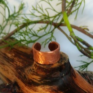 Surowa Elegancja – kuta obrączka z pełnej miedzi